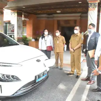 Diyakini Mampu Kurangi Polusi Udara, PLN Bali Selatan Kenalkan Inovasi Mobil Listrik Kepada Pemkot Denpasar