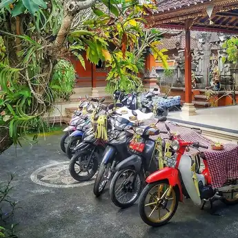 Upacarai Motor dan Mobil Saat Tumpek Landep, Sudah Sesuai Makna atau Menyimpang?