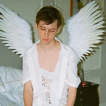 Lirik Lagu 'Angel Baby' milik Troye Sivan dan Terjemahan Indonesianya