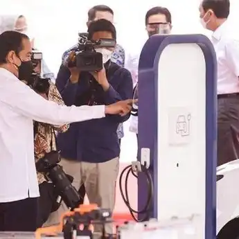 Presiden Joko Widodo Resmikan Pabrik Baterai, Ahli Otomotif Tanggapi Hal Tersebut