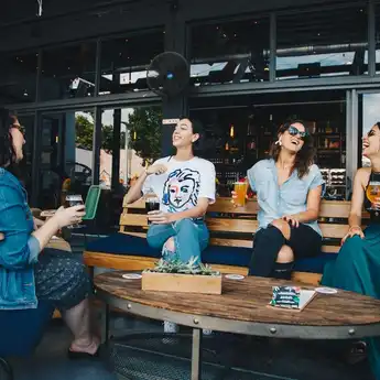 Mudah Beradaptasi, Ini 5 Zodiak yang Paling Akrab Dengan Tetangganya