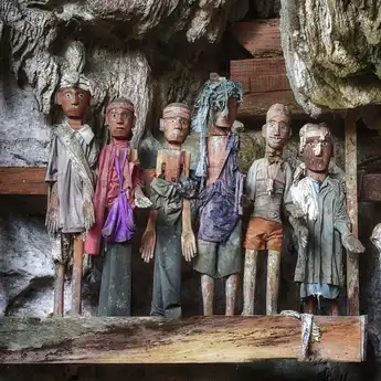 Bukan untuk Voodoo, Ini Fakta Patung Tau Tau Penjaga Makam Suku Toraja