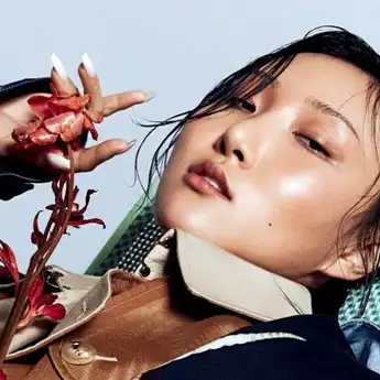 Tiba di Paris “Fashion Week”, Fan Service Hwasa MAMAMOO Bikin Melayang