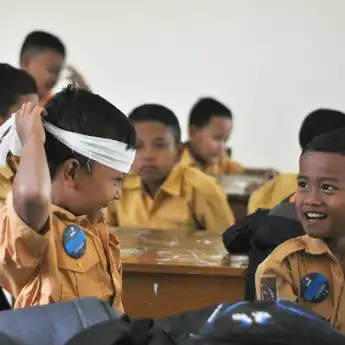 5 Mitos Generasi 90-an yang Ngawur Tapi Banyak yang Percaya  
