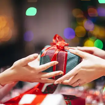25 Ide Kado Natal untuk Teman Kantor, yang Bermanfaat dan Berkesan!