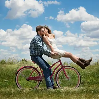 Nempel Terus Kayak Perangko, Ini Cara Ampuh Atasi Pacar Super Clingy