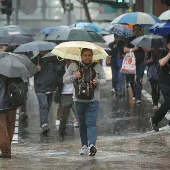 Benarkah Hujan Bisa Sebabkan Sakit Batuk Pilek? Simak Penjelasan Dokter