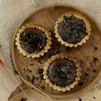 Punya Sisa Biskuit Melempem? Olah Jadi Camilan Choco Cheese Tart, Yuk!