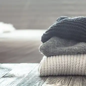 Bukan Pakai Mesin Cuci! Ini Tips Merawat Baju Rajut Supaya Nggak Melar