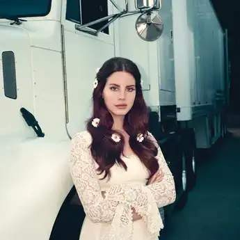 Lirik Lagu 'Radio' – Lana Del Rey, Lengkap dengan Terjemahannya