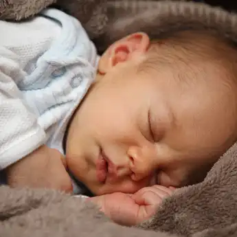 5 Cara Mengatasi Waktu Tidur Bayi yang Terlalu Singkat, Simak!