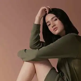 7 Potret Jeanneta Sanfadelia, Model Cantik Istri Sah Ardhito Pramono