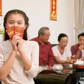 5 Aturan dan Etika Menerima Angpao Imlek, Wajib Dipatuhi Biar Gak Sial