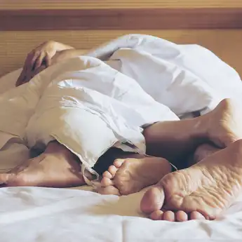 Bikin Makin Lengket, Ini 5 Tips dan Cara Memuaskan Suami di Ranjang