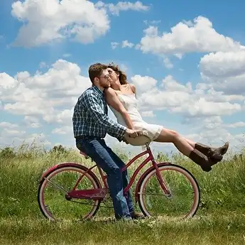 5 Cara Membuat Cowok Gemini Jatuh Cinta Padamu, Auto Bucin Total!
