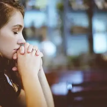 Cuma Ada 5 Zodiak Doang yang Dikenal Religius dan Taat Ibadah, Pantas Rezeki Ngalir Terus!