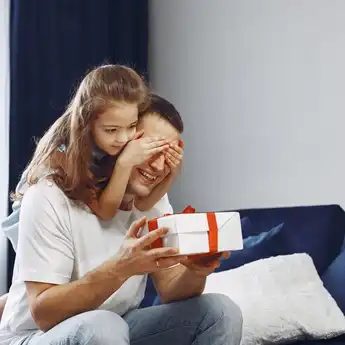 Sebelum Memilih Kado Spesial untuk Ayah, Simak 3 Tips Berikut!