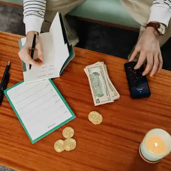 Wajib Hati-Hati Pakai Duit, 4 Zodiak Ini Enggak Bisa Atur Keuangan dengan Baik