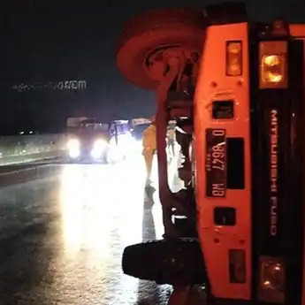 Macet Total! Truk Pengangkut Roti Kecelakaan Di Tol Semarang-Solo