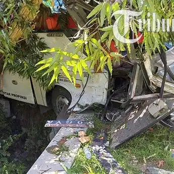 Dikira Pecah Ban, Ternyata Ini Penyebab Bus Eka Nyungsep di Parit Taman Jurug Solo
