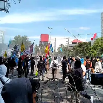 Demo Mahasiswa di Simpang 5 DPRD Sumsel Diwarnai Aksi Lempar Botol