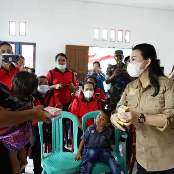 Bupati Karolin Margret Natasa Sambangi Desa Zona Merah Stunting di Landak Kalbar