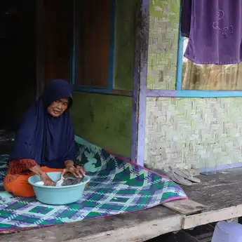 Ketegaran Romnah, Lansia Tunggal yang Berjuang di Usia Senja