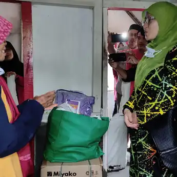 Dapat Bantuan Rumah dengan Sambungan Listrik, Hidup Mirah Makin Terang dan Berwarna