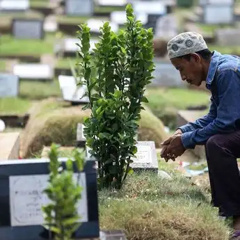 Bacaan Tahlil Ziarah Kubur Lengkap: Arab, Latin, dan Artinya