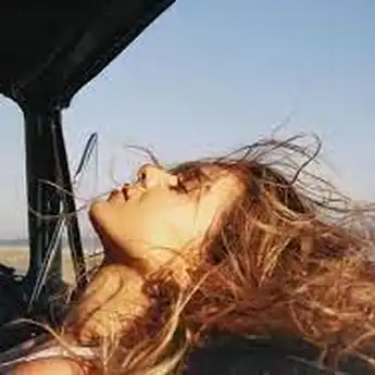 Lirik Lagu Coast - Hailee Steinfeld Feat Anderson .Paak dan Terjemahan