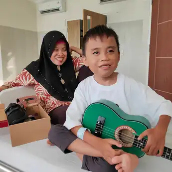 Rizki, Penderita Katarak Asal Selong Dapat Bantuan Pengobatan dari Kemensos RI