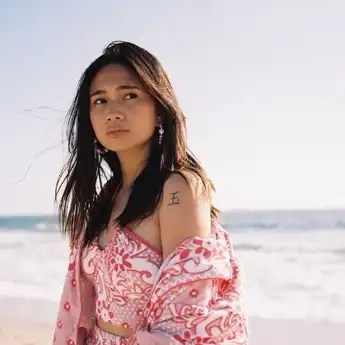 Lirik Lagu urs – NIKI, Lengkap dengan Terjemahan Bahasa Indonesia