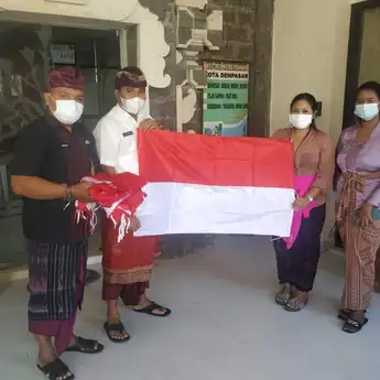 Lewat Program Bapak Angkat, Pemkot Denpasar Bagikan Bendera Merah Putih Dukung Gerakan 10 Juta Bendera