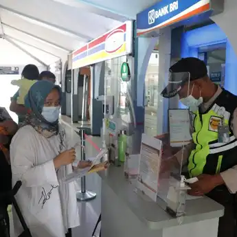 Jangan Coba-Coba Naik Kereta Kalau Belum Vaksin Booster! 