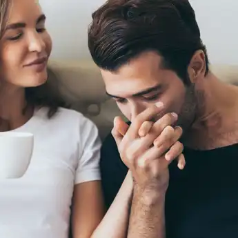 4 Perbedaan Jatuh Cinta dan Kena Pelet, Jangan Sampai Kena Tipu!