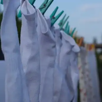 Seisi Rumah Melongo! Noda Pada Kaus Kaki Dekil Rontok Tanpa Harus Dikucek, Cukup Rendam Pakai Bahan Ini