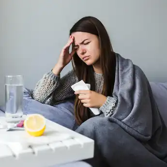 4 Cara Mudah Mengeluarkan Ingus, Termasuk Kumur Air Garam