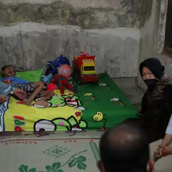 Mensos Risma Pastikan Fiqri, Bocah Penderita Epilepsi di Brebes Jalani Fisioterapi Rutin 
