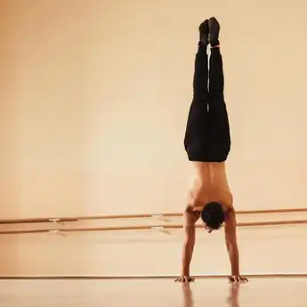 Cara Melakukan Handstand dan 10 Manfaatnya, Bisa Kurangi Depresi!