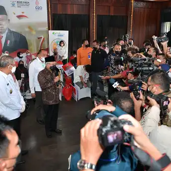 Wapres Ma’ruf Amin Serahkan Bantuan Kemensos dan BPJAMSOSTEK kepada Warga Kalbar