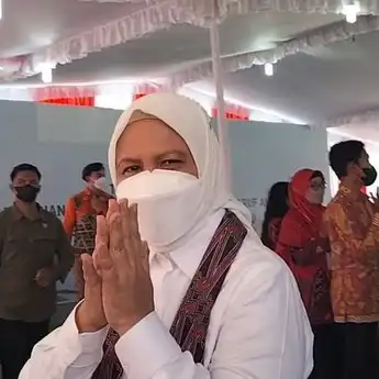 Antusias Warga Sragen Rela Kepanasan Demi Bertemu Ibu Negara, Iriana