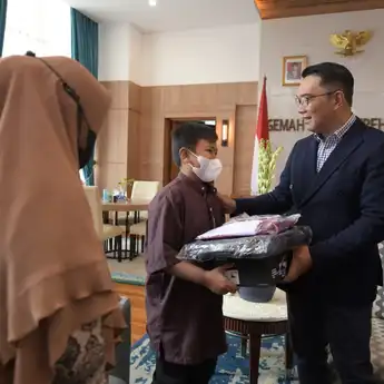 Ridwan Kamil Beri Peralatan dan Seragam Sekolah Baru untuk Anak SD Korban Bully