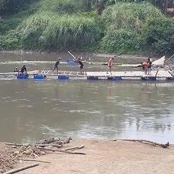 Hujan Deras dan Arus Sungai Meningkat, Jembatan Sasak Bengawan Solo Ambrol