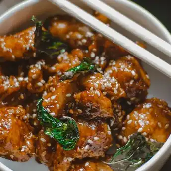 Menu Makan Siang Mewah, Olah Resep Ayam Goreng Saus Wijen Ini