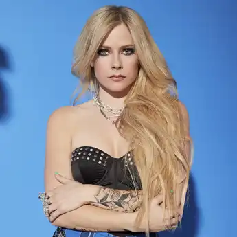 Lirik Lagu 'Girlfriend' – Avril Lavigne, Lengkap dengan Terjemahannya