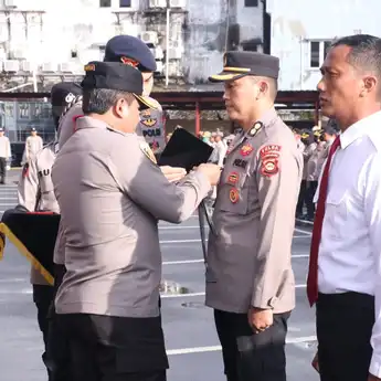 Kapolda Sumsel Berikan PIN Emas dan Piagam Penghargaan Anggotanya yang Berprestasi
