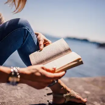 15 Aplikasi Baca Novel Gratis: Cocok Buat Kamu yang Gila Baca