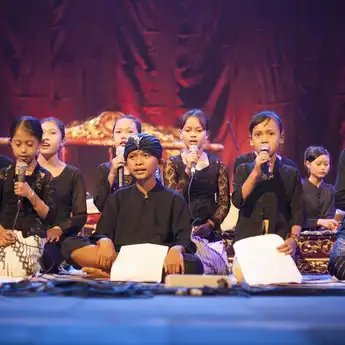 40 Contoh Tembang Macapat Pangkur, Lengkap dengan Guru Wilangannya!