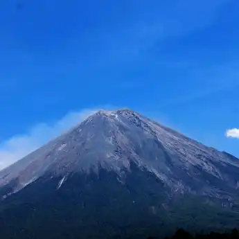 7 Gunung Tertinggi di Pulau Jawa yang Punya Pemandangan Paling Indah