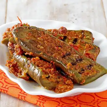 Ide Makan Siang Simpel, Olah Resep Sambal Terong Penyet Ini!